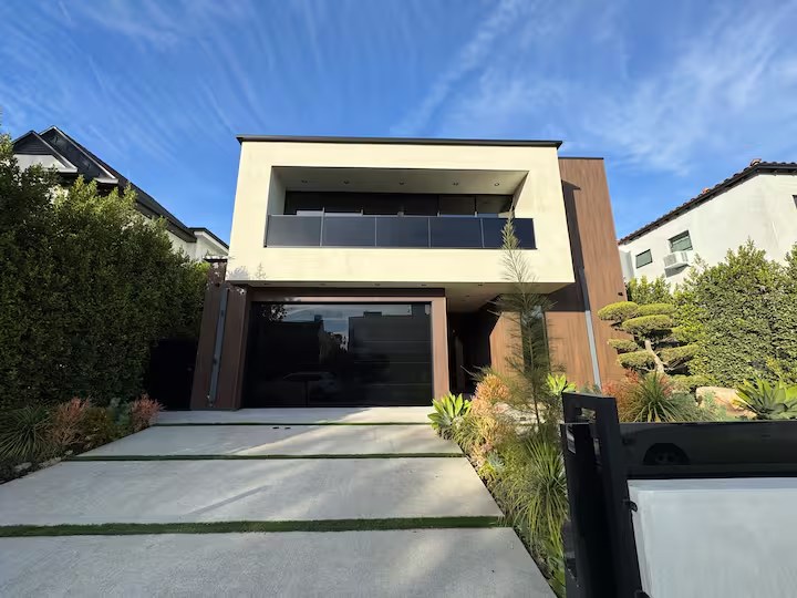 West Hollywood 8233 外观